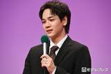「JO1豆原一成、左手薬指に“指輪” 新郎姿で大御所女優を腕組みエスコート【夫婦と16歳～狂気の隣人～】」の画像1