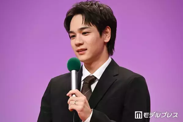 JO1豆原一成、左手薬指に“指輪” 新郎姿で大御所女優を腕組みエスコート【夫婦と16歳～狂気の隣人～】