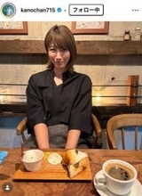 狩野舞子、美脚透けるスカートコーデに視線集中「漂う気品と色気」「スタイル抜群」