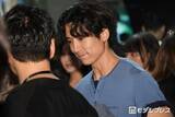 「「日プ新世界」トレーナーで話題・安達祐人、原宿に颯爽と現れる シンプルTシャツ姿で魅力全開」の画像1