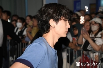 「日プ新世界」トレーナーで話題・安達祐人、原宿に颯爽と現れる シンプルTシャツ姿で魅力全開