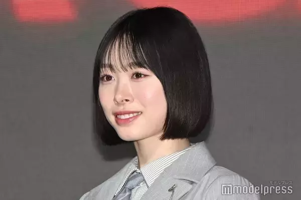 日向坂46高橋未来虹、ミニボトムス×タイツ姿で美脚ライン際立つ「完璧なスタイル」「着こなしが神」と反響