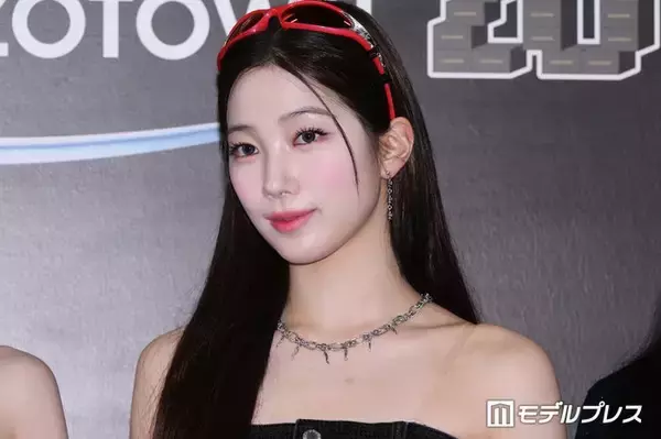 LE SSERAFIMカズハ、黒衣装から引き締まった美ウエスト披露「圧倒的な美しさ」「鍛え上げられててすごい」