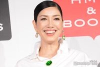 アンミカ、美脚際立つ“大人ラブブ”コーデ披露「遊び心があって素敵」「ファー使いが上級者」と絶賛の声