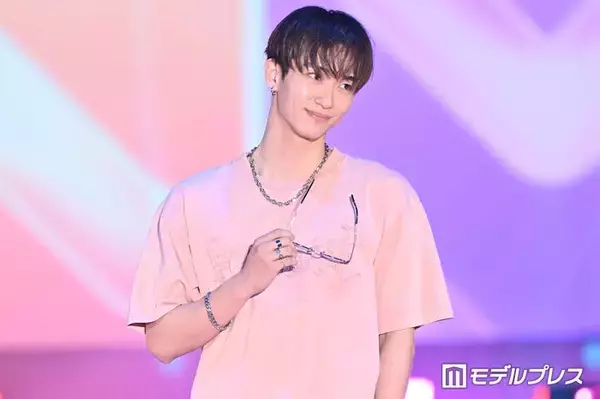 「ブルーロック」実写化出演話題・野村康太、メガネ外して微笑む 春色Tシャツ×デニムパンツで闊歩【ガルアワ2026SS】