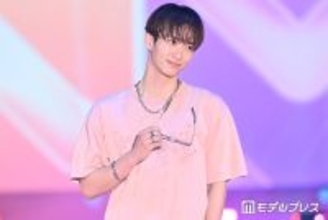 「ブルーロック」実写化出演話題・野村康太、メガネ外して微笑む 春色Tシャツ×デニムパンツで闊歩【ガルアワ2026SS】