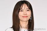 「島崎遥香、シースルー衣装から美肌＆美脚披露「可愛すぎます」「足元に目を惹かれる」」の画像1