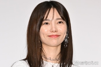 島崎遥香、シースルー衣装から美肌＆美脚披露「可愛すぎます」「足元に目を惹かれる」