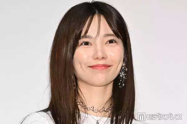 島崎遥香、シースルー衣装から美肌＆美脚披露「可愛すぎます」「足元に目を惹かれる」