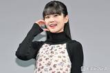 「「ラブライブ！」AiScReam声優・大西亜玖璃、美脚際立つミニスカ姿にファン悶絶「赤×黒が最強」「髪型も新鮮で可愛い」」の画像1