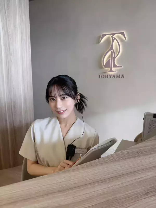 Netflix「ダウンタイム」美人受付役で話題・安田乙葉って？「ノブロックTV」でも注目の女優 役作りの参考は通っている美容クリニック【注目の人物】