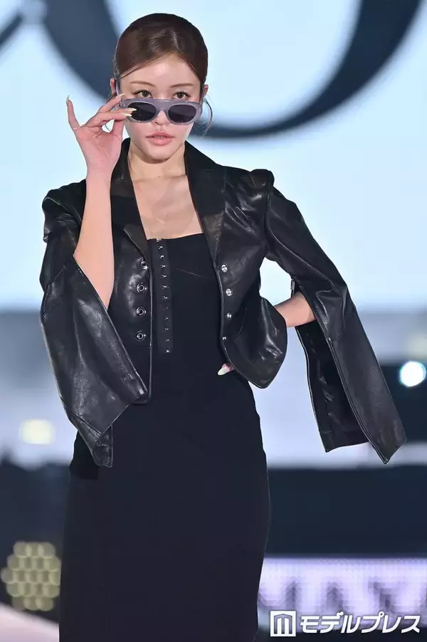 王林、美ボディライン際立つタイトコーデ披露 サングラスずらしにドキッ【ガルアワ2026SS】