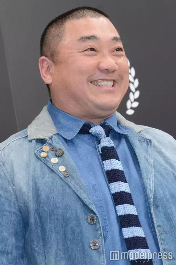 山本圭壱、1歳長女顔出しの散歩ショット公開「赤ちゃんモデルのよう」「アンヨが上手になりましたね」と反響