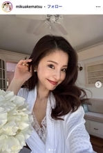 サッカー日本代表・堂安律選手の美人妻、子ども抱っこするモノクロショットに反響「美人ママ」「おしゃれすぎる」の声