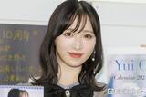 「AKB48小栗有以、美脚際立つミニスカ衣装ショット公開「脚長すぎて二度見」「完璧なスタイル」と反響」の画像1