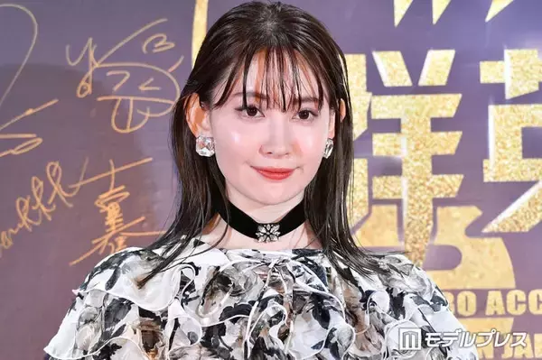 小嶋陽菜、胸元開きノースリワンピ姿に絶賛の声「南国の女神」「華やか」