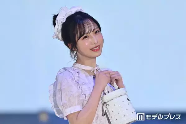 AKB48小栗有以、胸元リボンがキュートな華やかワンピ着こなし お団子ヘア×シュシュで甘さ全開【ガルアワ2026SS】
