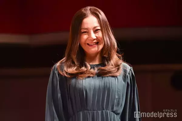 華原朋美「ベスト体重に戻しました」美肩輝くシースルーオフショル姿に反響「美しい」「ビジュ爆発」
