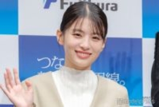 出口夏希、ビッグカーディガンから美脚スラリ「遠目から分かるスタイルの良さ」「華奢で可愛い」の声