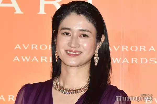 小雪「メイクは必ずオフ」撮影終わりの私服ショットが話題「自然体なのにレベチ」「大人の余裕を感じる」