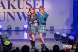 「「今日好き」双子・早坂ゆう＆あい、色違い制服姿で美脚輝く 腕組み仲良く登場【学生ランウェイ】」の画像1