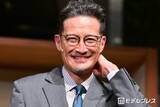 「松岡昌宏、座長ぶり明らかに 共演者「男気と兄貴感の一言に尽きる」【はがきの王様】」の画像1