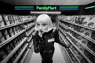 レディー・ガガ、ファミマ新CMでアルバイト姿 レジ打ち・モップかけ等の日常業務「とても刺激的でアーティスティックな経験だった」