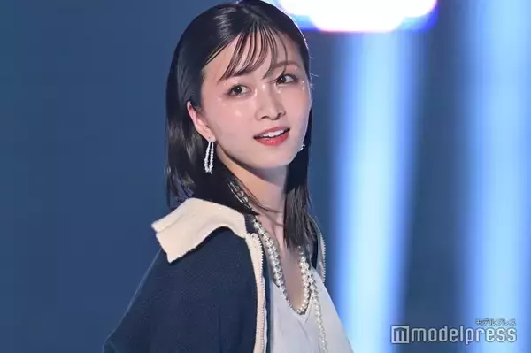 岡崎紗絵、ノースリーブ衣装姿に絶賛の声「お顔小さい」「スタイルレベチ」