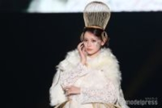 CANDY TUNE立花琴未、竹細工スカート＆ヘッドドレス姿で個性派ランウェイ「二度見した」「着こなせてるのすごい」【TGCしずおか2026】