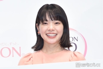 岸井ゆきの、胸元ざっくりベアトップドレス姿「肌の透明感がすごい」「デコルテラインが美しい」と反響