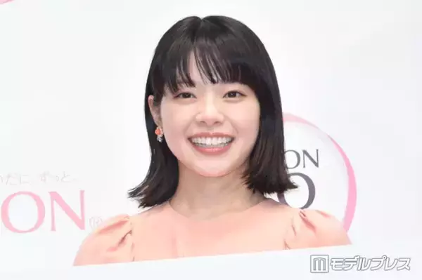 岸井ゆきの、胸元ざっくりベアトップドレス姿「肌の透明感がすごい」「デコルテラインが美しい」と反響