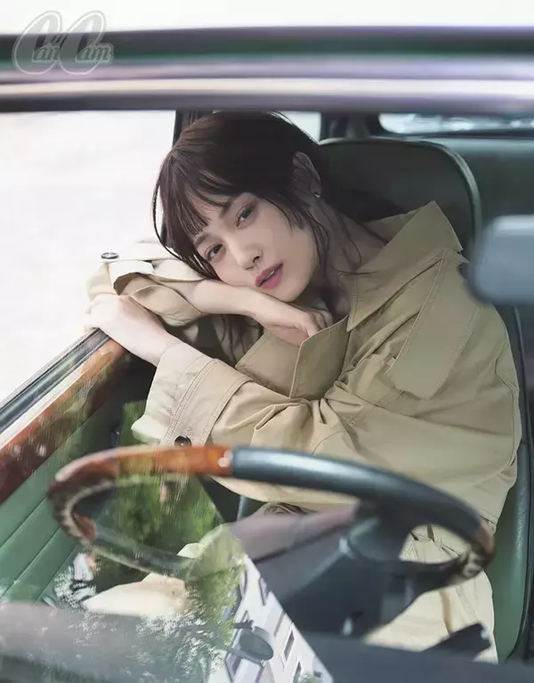 山下美月、大人な黒オフショル纏う「CanCam」“きれいめお姉さん”特集号表紙に登場