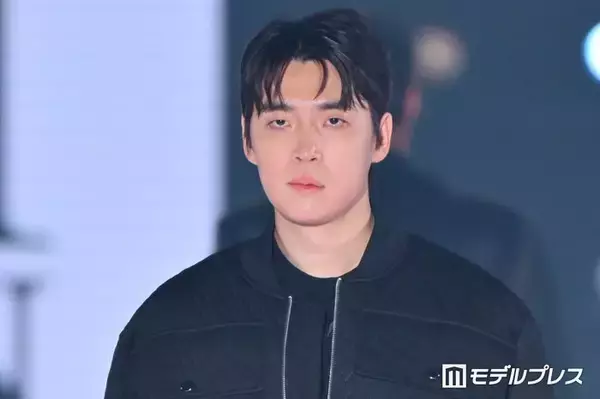 「脱出おひとり島」出演の“イケメンカフェ経営者”キム・ジョンス、オールブラックコーデでランウェイ闊歩 日本イベントで存在感放つ【関コレ2026A/W】