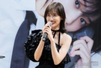 【山下美月カレンダーイベントに独占潜入】「顔面蒼白に…」マネージャーからのタレコミ・至近距離ランウェイ・指揮者務めた合唱まで…素顔全開の企画で魅了