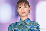 「大塚愛、美脚透けるミニスカ＆黒タイツ姿披露「大人の魅力が爆発」「憧れるスタイル」と反響」の画像1