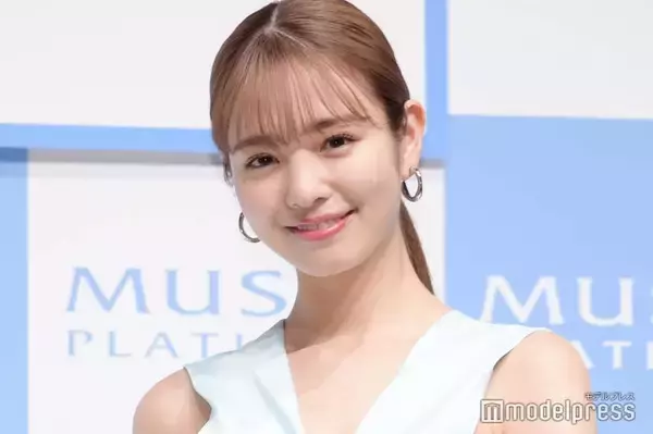 横田真悠、ミニスカ全身ショットに視線集中「顔小さすぎ」「等身すごい」