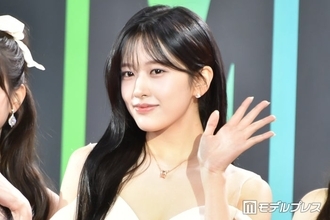 IVEユジン、美脚際立つミニスカショット絶賛の声「どの角度も美しすぎる」「メガネ姿新鮮」