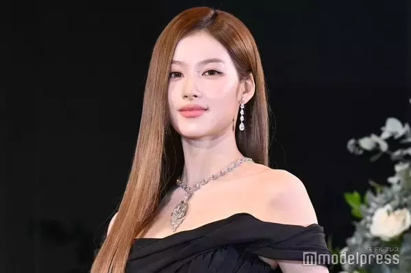 TWICEサナ、透け感タンクトップ姿に視線集中「大人の色気」「着こなし完璧」