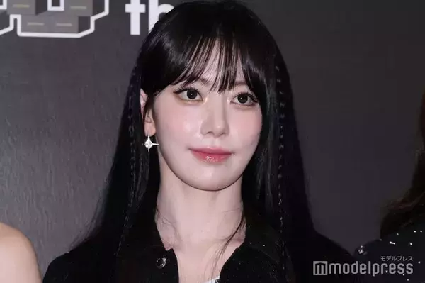 LE SSERAFIMサクラ、ベアトップドレスで美デコルテ＆美肩際立つ「白い妖精」「透明感レベチ」と反響