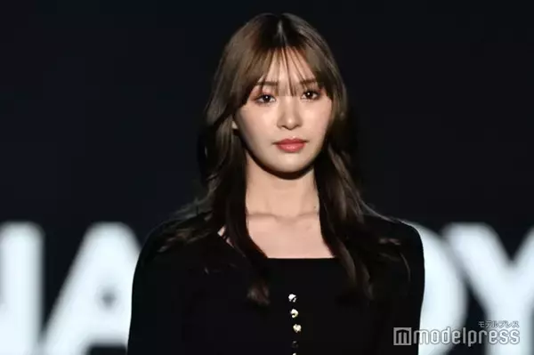 「花束オオカミ」中川紅葉、美脚際立つミニワンピ姿でランウェイ闊歩【TGCあいち・なごや2026】