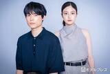 「【SixTONES松村北斗＆今田美桜「白鳥とコウモリ」インタビュー】関係性は「友達の友達」初共演の2人がフラットに居られた理由」の画像1