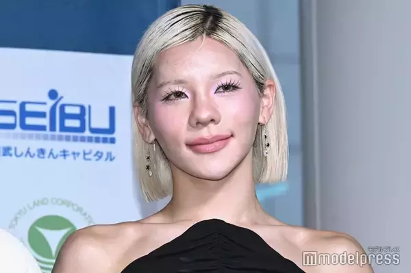 Toua（とうあ）「アーティスト部門」受賞「これからも誰かに手を差し伸べられるよう」ベアトップドレスで美デコルテ輝く【第22回ベストデビュタント賞】