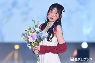 ≠ME鈴木瞳美、カーディガンから美肩チラ見せ リボンメイクがキュート【ガルアワ2026SS】