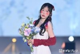 ≠ME鈴木瞳美、カーディガンから美肩チラ見せ リボンメイクがキュート【ガルアワ2026SS】