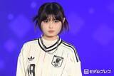 「「今日好き」おひなさま（長浜広奈）、ユニフォームトップスでクールに登場 ウィンクも披露【サツコレ2026S/S】」の画像1