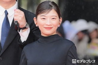 伊藤沙莉、黒のタイトドレスで圧巻オーラ放つ 大雨の中「第39回東京国際映画祭」開幕