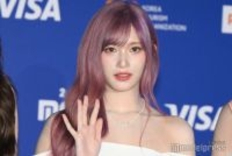 IVEイソ、ミニスカJK制服姿で美脚際立つ「学園のマドンナ」「オーラがすごい」と反響