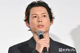 「SixTONES松村北斗、今田美桜の配慮に感激「優しいんですよ本当に」意外な裏話で笑い誘う【白鳥とコウモリ】」の画像1