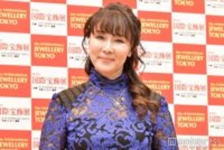 浅野ゆう子、超ミニ丈パンツ×ピンヒールでSEXY美脚大胆披露「健康的で美しい」「見惚れる」の声