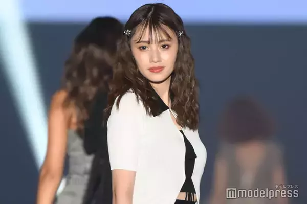 出川ガール・塚本恋乃葉、スリット入りミニスカから美脚披露「大人っぽい」「スタイル最高」の声